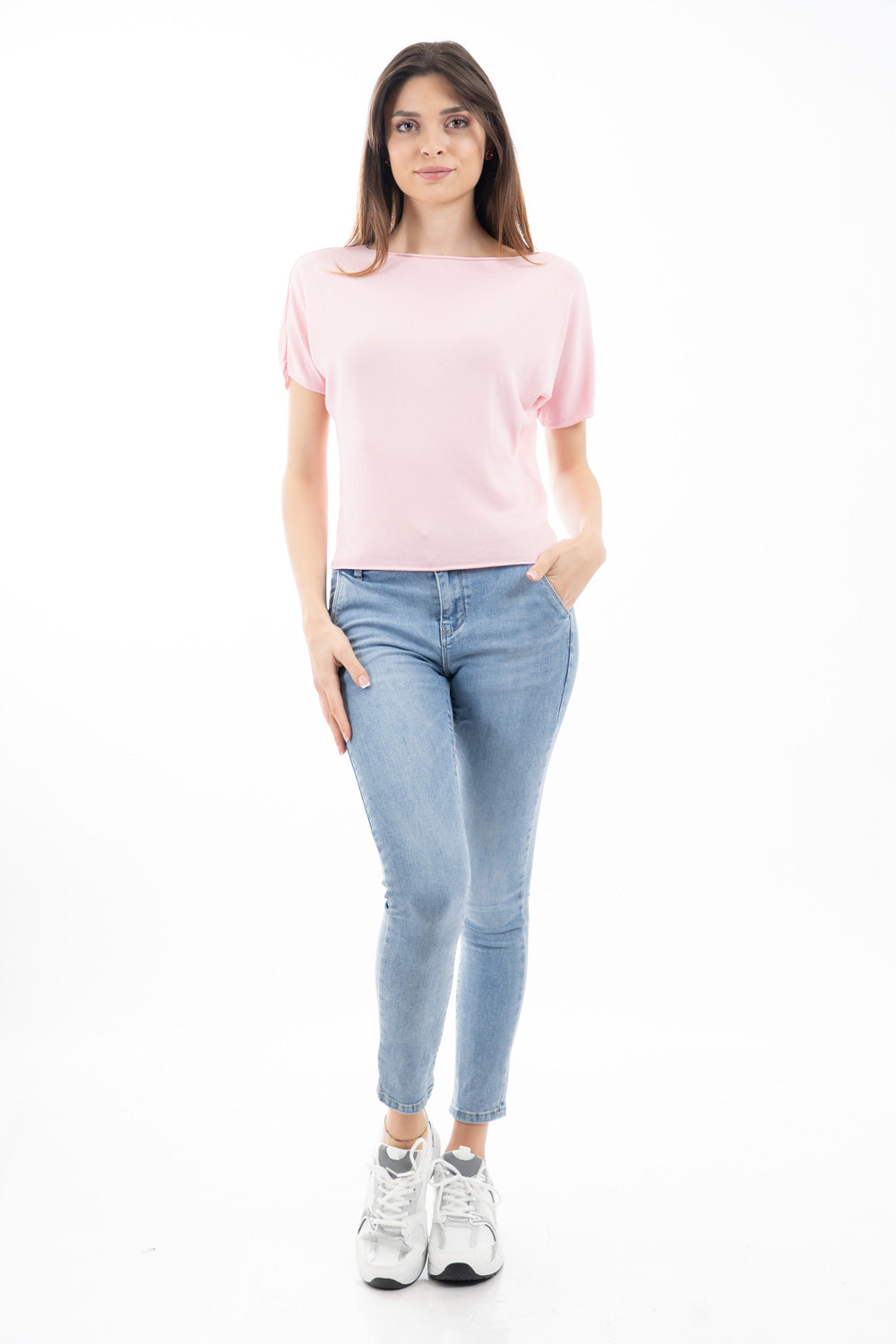 modella indossando Maglia in viscosa a manica corta con finitura minimal colore
