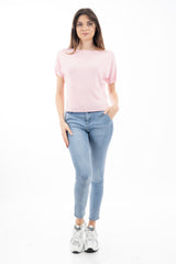 modella indossando Maglia in viscosa a manica corta con finitura minimal colore