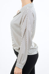 modella indossando Camicia in raso a pois con colletto classico e scollo a V colore