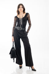 modella indossando Body bustier in pizzo con coppe preformate e maniche trasparenti colore