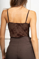 modella indossando Body Floris con coppe colore