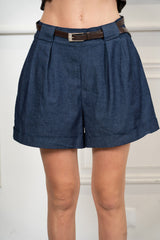 modella indossando Shorts chambray con cintura sottile e risvolto colore