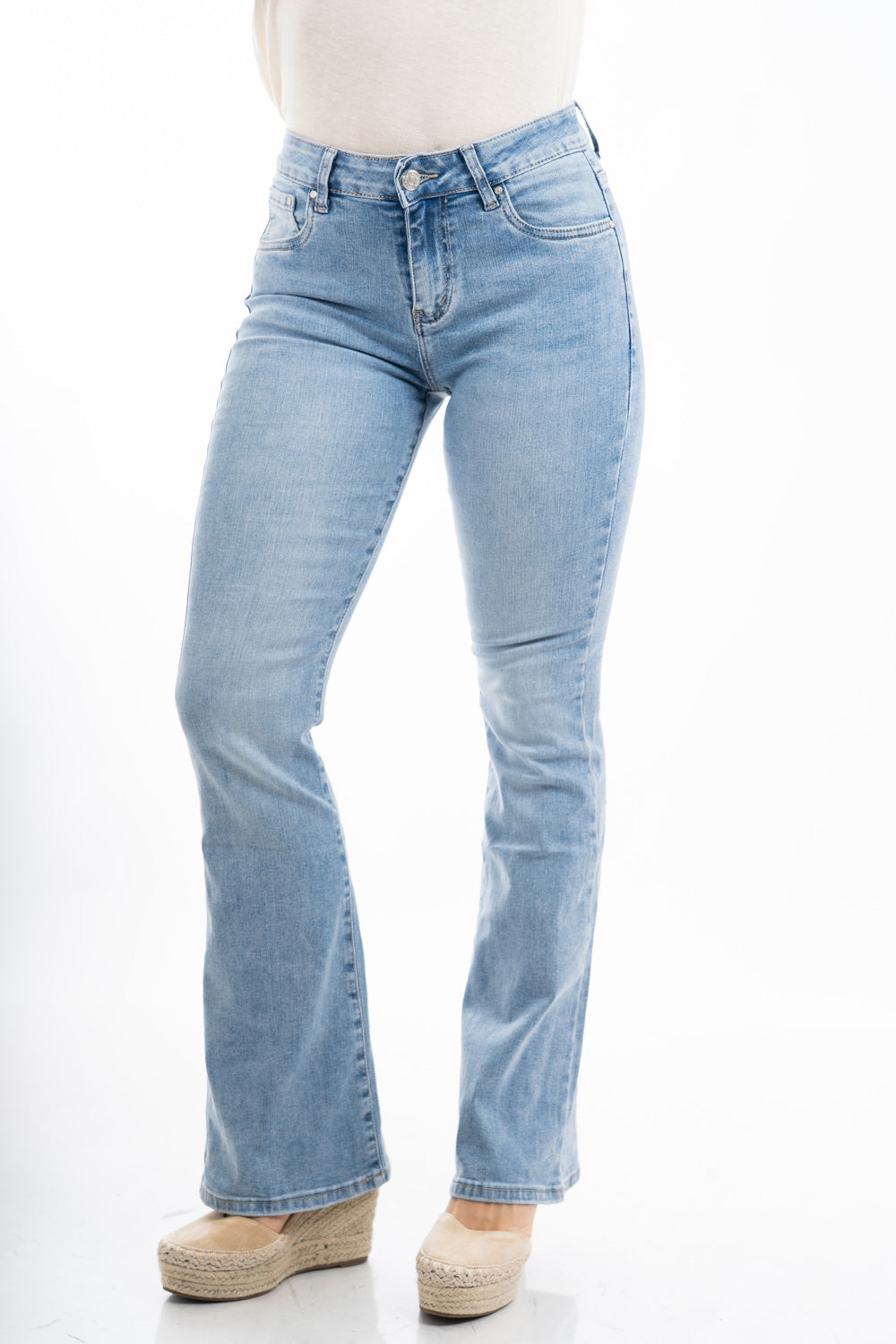 modella indossando Jeans flare a vita regolare in denim elasticizzato effetto slavato colore Denim Medio
