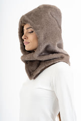 modella indossando Cappuccio scaldacollo in pelliccia sintetica ultra soft colore