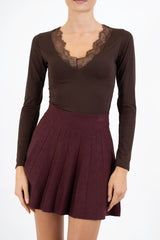 modella indossando Body LaceDream con pizzo e scollo a V colore