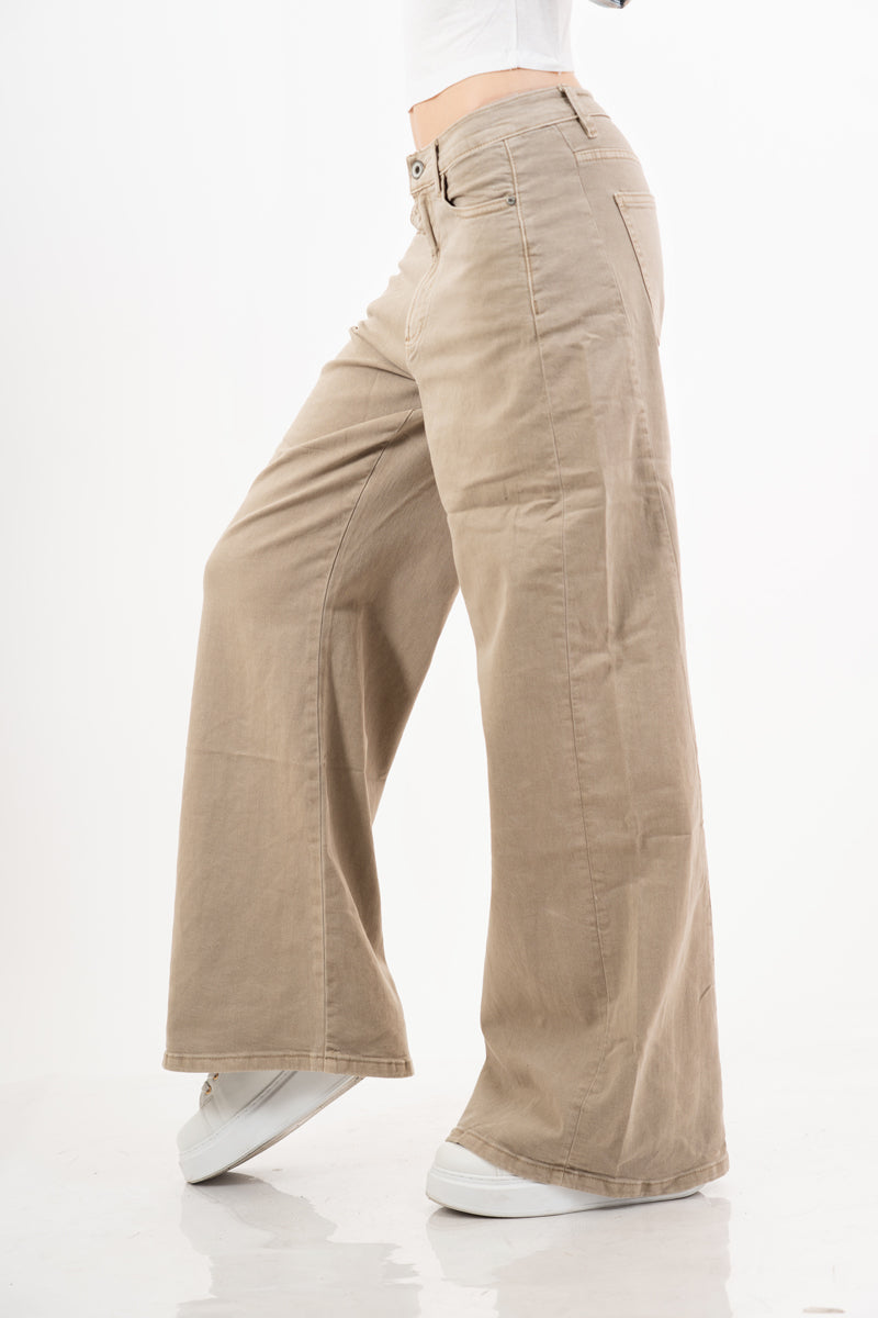 modella indossando Jeans a gamba ampia in denim elasticizzato Fango colore Fango