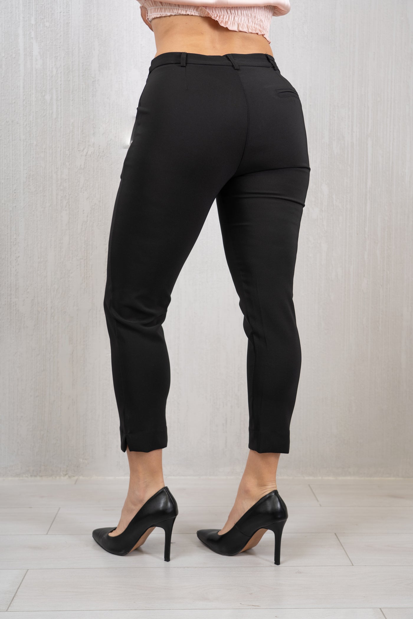 Pantalone Slim in Tessuto Tecnico Elasticizzato Nero.