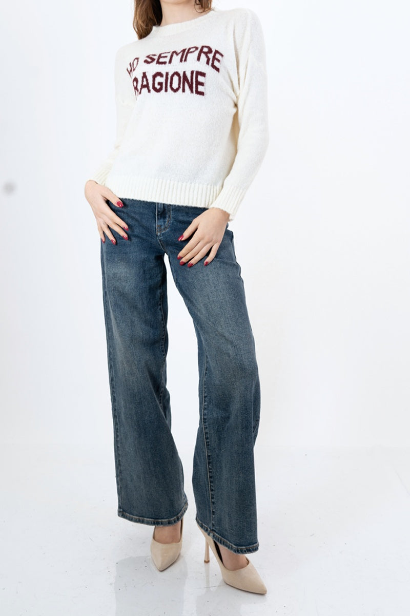 modella indossando Maglione girocollo con scritta “Ho sempre ragione” in misto lana Made in Italy colore