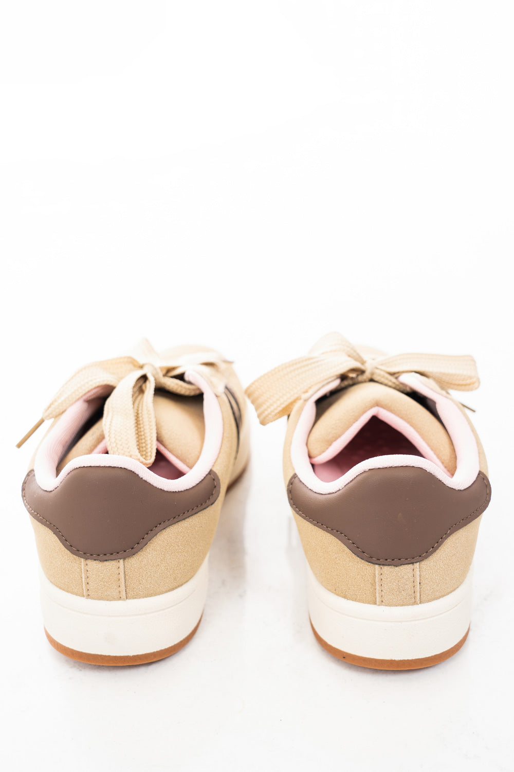 modella indossando Sneakers basse in ecocamoscio con lacci larghi e suola platform colore