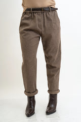 modella indossando Pantalone in panno fantasia pied de poule marrone con cintura colore