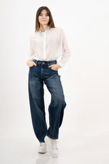 modella indossando Jeans donna gamba arrotondata in denim elasticizzato colore