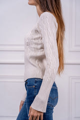 modella indossando Maglia Solenne trecce colore
