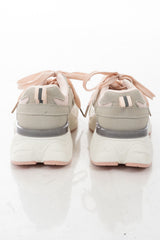 modella indossando Sneakers chunky multistrato con suola alta e inserti tecnici colore