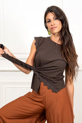 modella indossando Maglia Asimmetrica con Fusciacca e Pizzo colore Marrone Unica