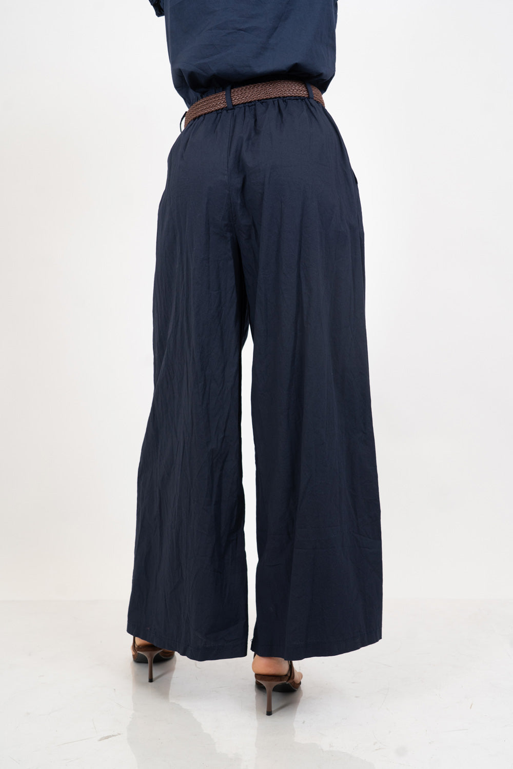 Pantalone wide leg in cotone elasticizzato con cintura intrecciata.