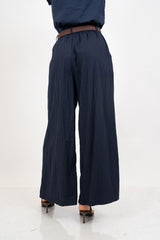 Pantalone wide leg in cotone elasticizzato con cintura intrecciata.