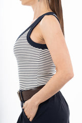 modella indossando Top a righe in cotone elasticizzato a costine con scollo a V colore