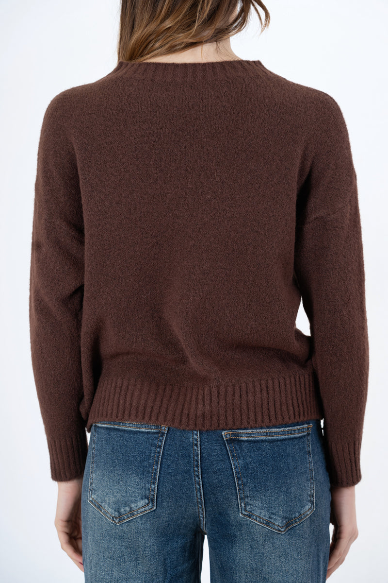 modella indossando Maglione girocollo “No vabbè” in misto lana ricamato colore