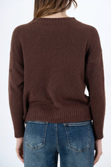 modella indossando Maglione girocollo “No vabbè” in misto lana ricamato colore