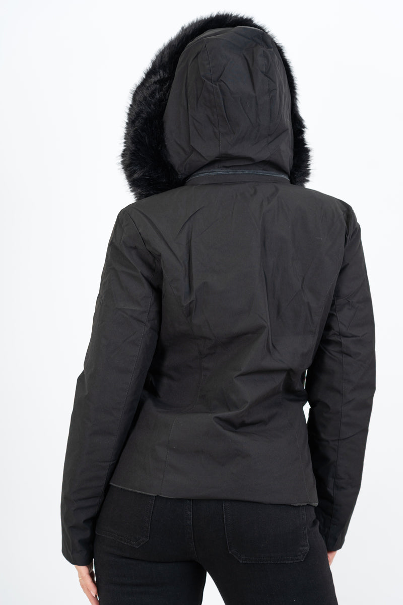 modella indossando Piumino nero double-face corto avvitato con cappuccio e pelliccia rimovibile colore