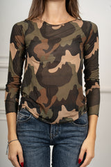 modella indossando Maglia Aveline Camouflage colore