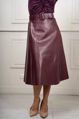 modella indossando Gonna midi Aveline in ecopelle colore