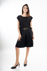 modella indossando Bermuda ampio con pinces in tela morbida elasticizzata e cintura colore