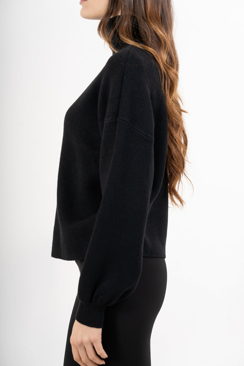 modella indossando Maglia over in filato spesso con collo vulcano e maniche a palloncino colore