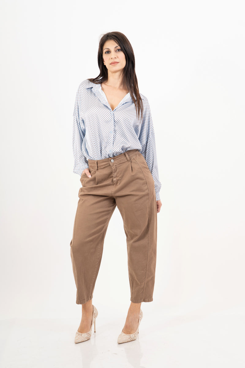 modella indossando Pantalone cropped in cotone elasticizzato camel Made in Italy colore