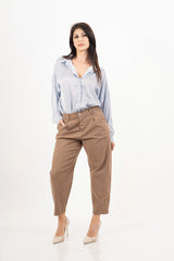 modella indossando Pantalone cropped in cotone elasticizzato camel Made in Italy colore