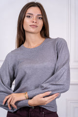 modella indossando Maglia Evania girocollo con maniche a palloncino colore Grigio Unica