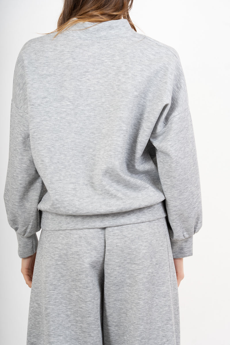 modella indossando Giacca in felpa misto viscosa con zip e manica ampia colore