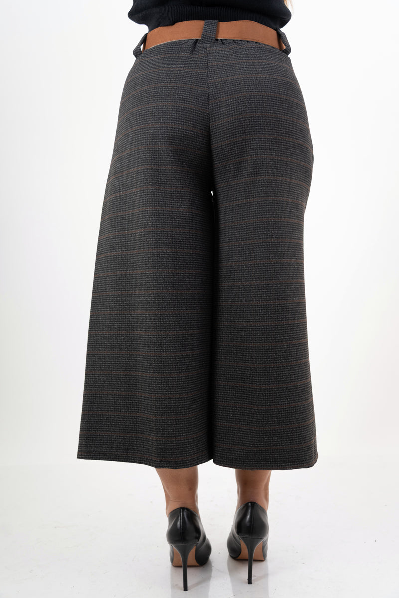 modella indossando Pantagonna palazzo in panno microcheck con cintura colore