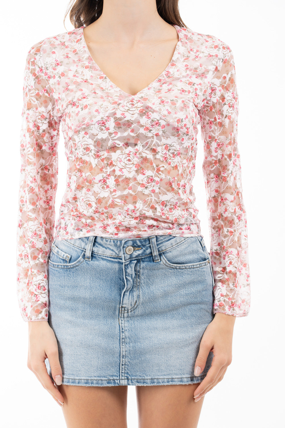 modella indossando Maglia in pizzo elasticizzato floreale con scollo a V e fodera interna colore Rosa Unica