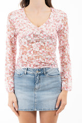 modella indossando Maglia in pizzo elasticizzato floreale con scollo a V e fodera interna colore Rosa Unica
