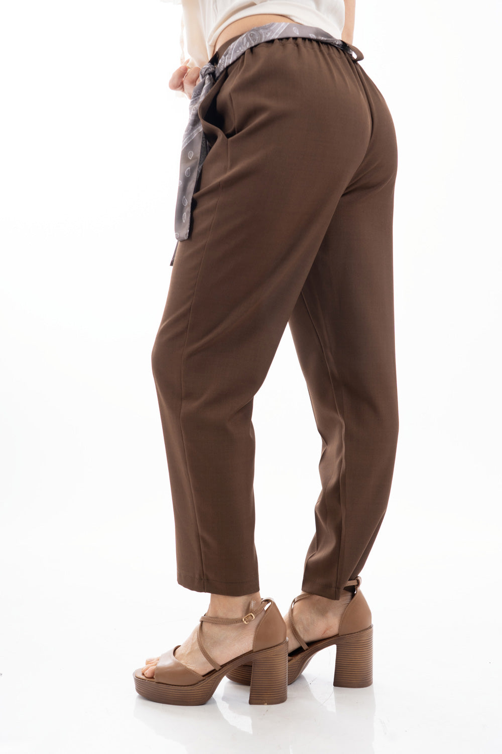 modella indossando Pantalone cropped in tela fluida marrone con cintura foulard colore