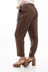 modella indossando Pantalone cropped in tela fluida marrone con cintura foulard colore