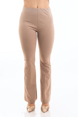 modella indossando Pantalone a zampa elasticizzato vita alta in tessuto micro gessato Fango colore