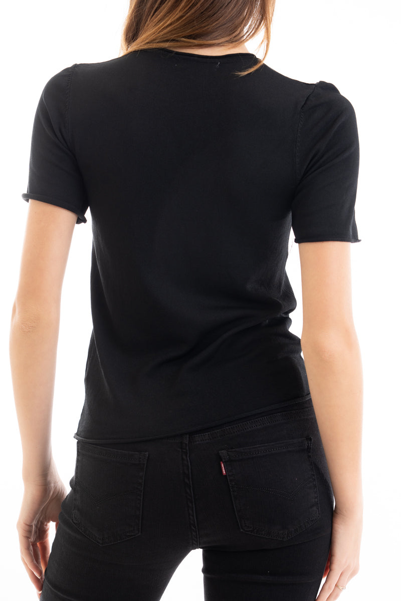 modella indossando Maglia in filato leggero a manica corta con finiture a vivo colore