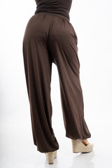 modella indossando Pantalone balloon in viscosa elasticizzata con fondo arricciato colore