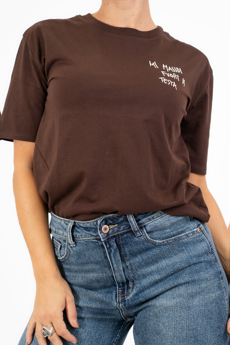 T-shirt in cotone con ricamo “mi mandi fuori di testa”