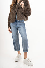 modella indossando Giacca in ecopelliccia morbida effetto volume colore