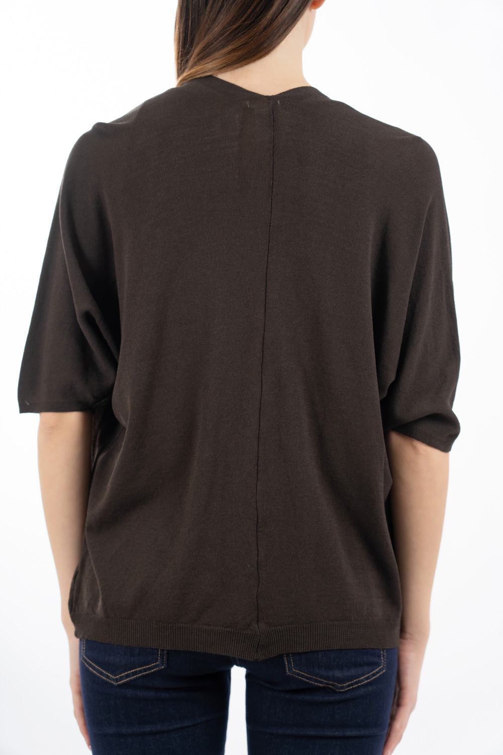 modella indossando Cardigan leggero in maglia con manica pipistrello e linea morbida colore