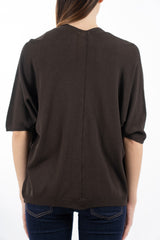 modella indossando Cardigan leggero in maglia con manica pipistrello e linea morbida colore