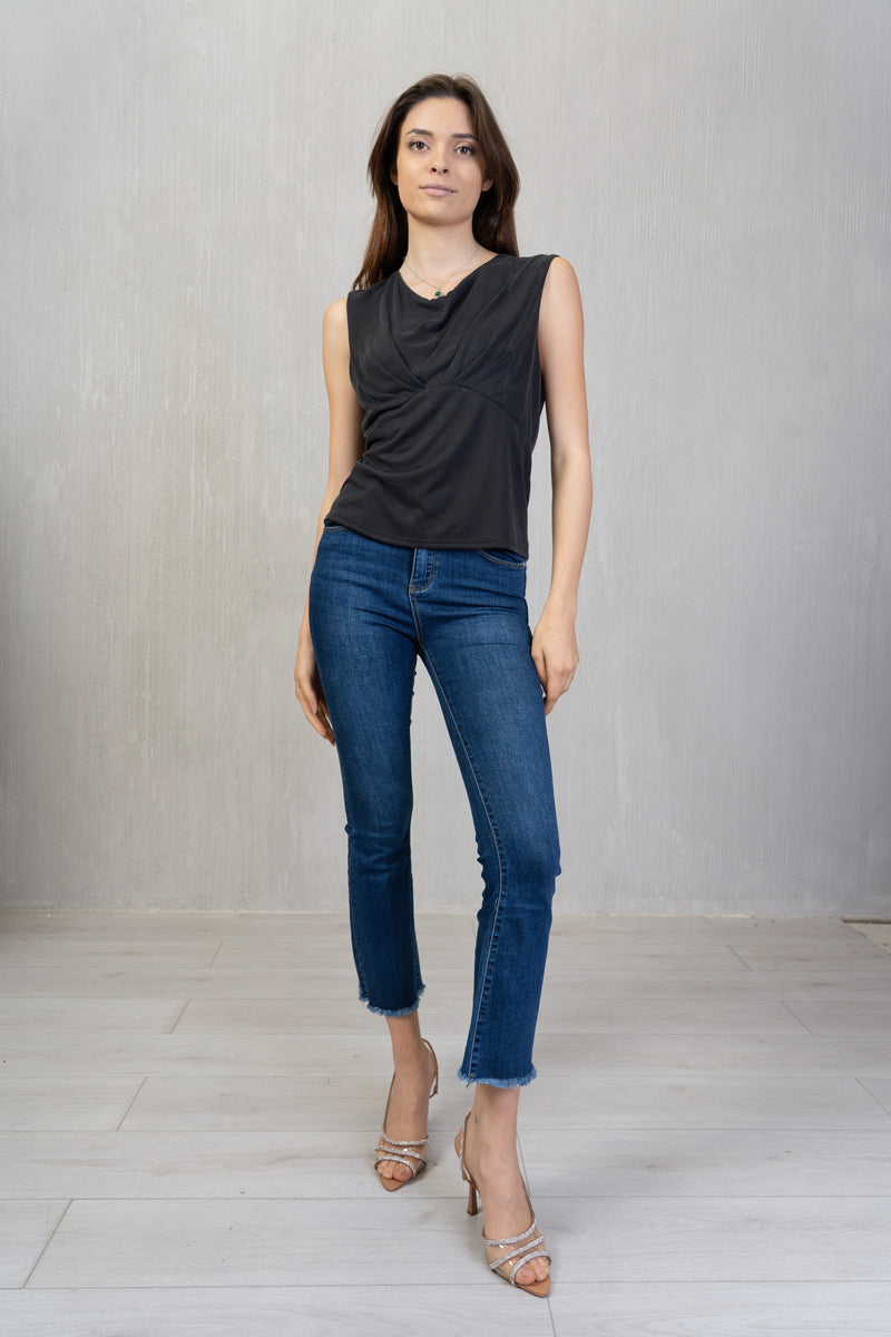 Maglia smanicata con drappeggio seno