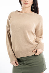 modella indossando Maglione primaverile girocollo in misto cotone colore Camel Unica