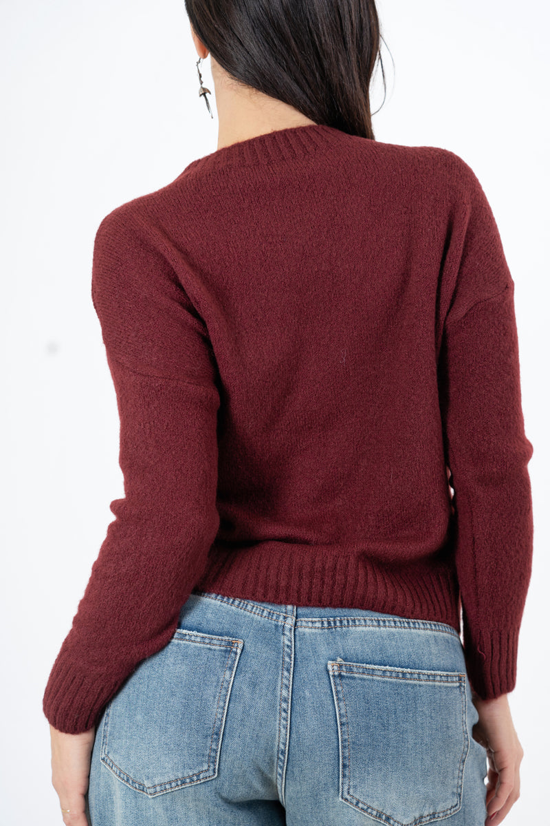 modella indossando Maglione girocollo con scritta “Ho sempre ragione” in misto lana Made in Italy colore