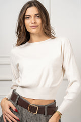 modella indossando Maglia Mirelle boxy in misto viscosa colore Burro Unica