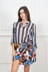 modella indossando Gonna Pareo Corta Fantasia Fiori Vintage colore Marrone Unica
