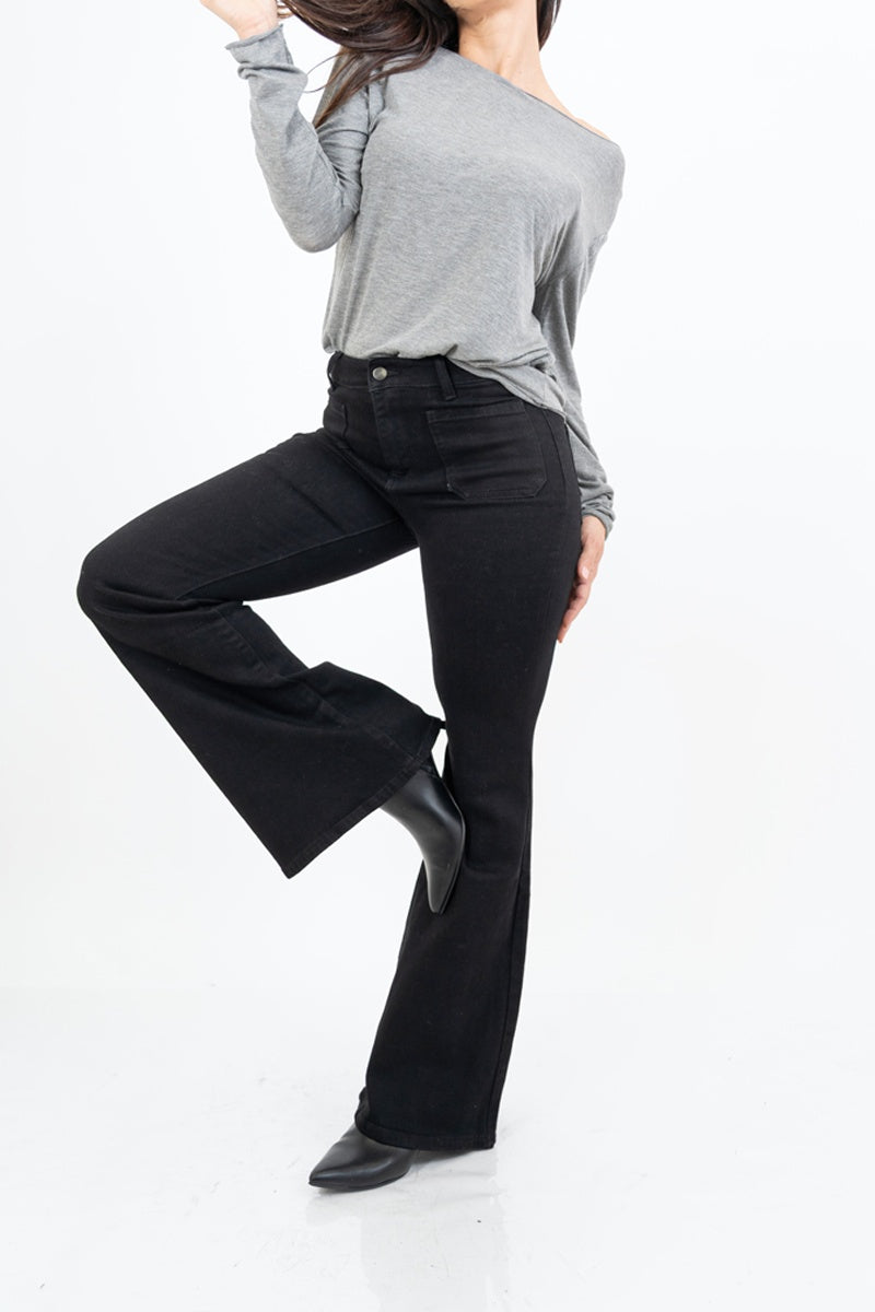 modella indossando Maglia over con scollo ampio in viscosa e cashmere con filo laminato colore